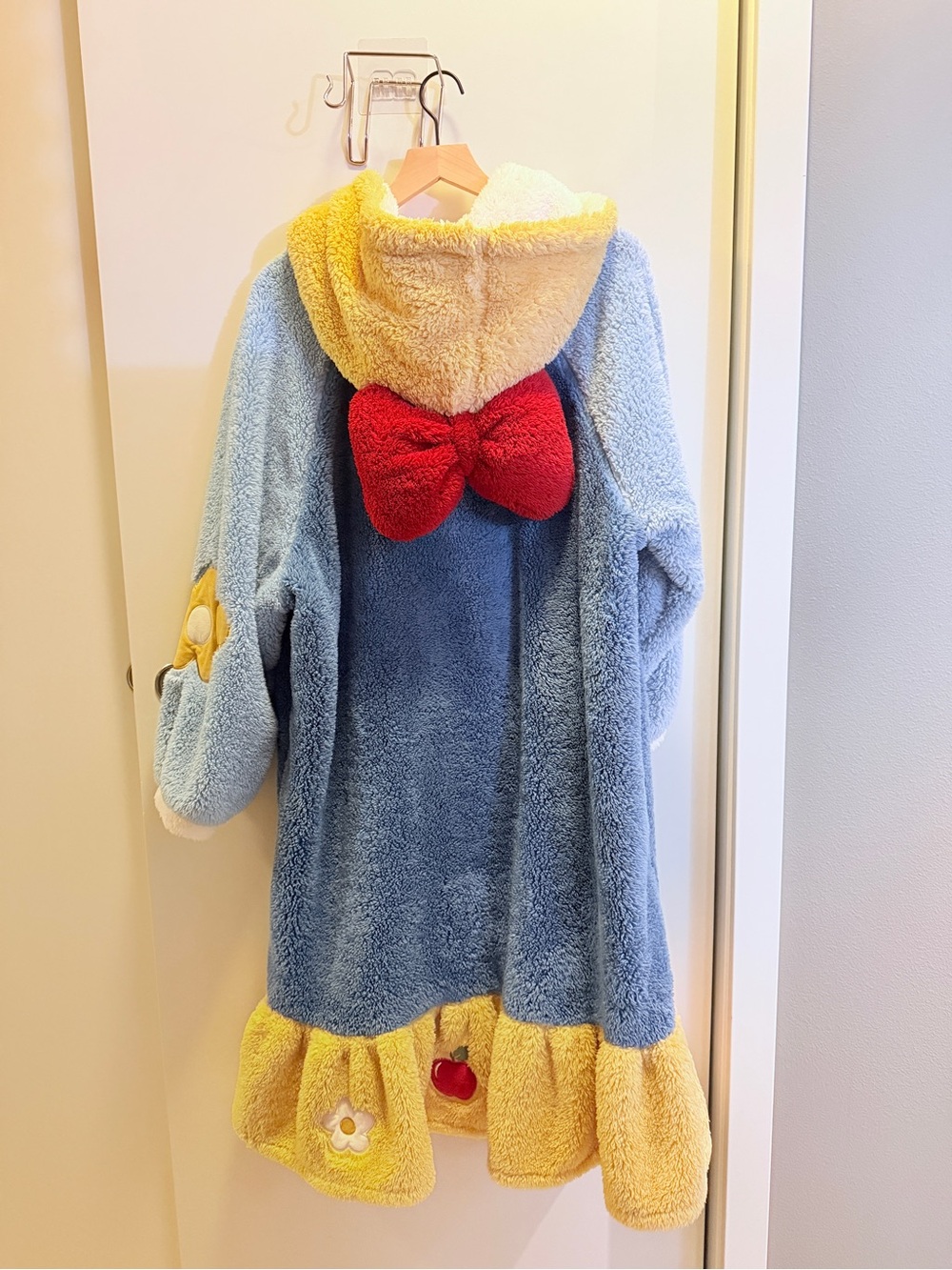 Snowwhite Plush Robe - Picture 3 of 6